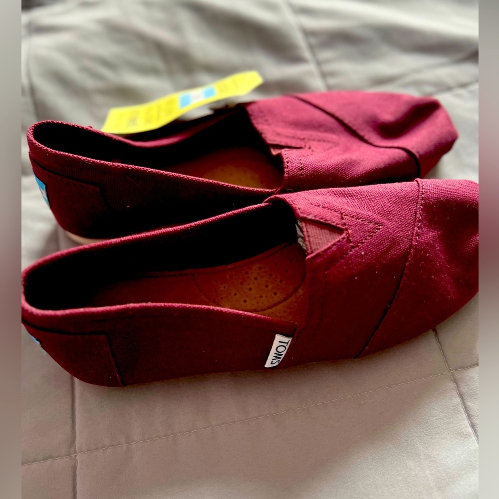 Toms size 7 NWT
